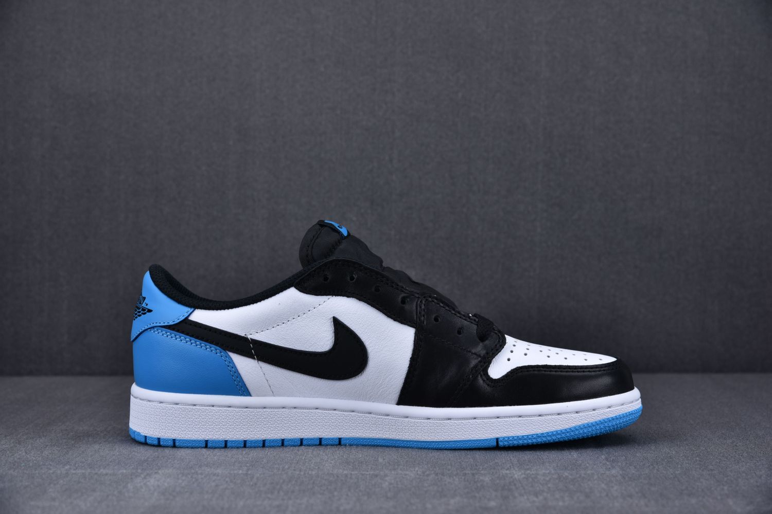 #AirJordan1Low
#BlackDarkPowderBlue
#AirJordan1
#Jordan1Low
#Sneakerheads
#AirJordanCollectors
#BlackSneakers
#PowderBlueSneakers
#AirJordanLow
#SneakerFashion
#AirJordanStyle
#JordanBrand
#SneakerInvestment
#RareSneakers
#AirJordanRetro